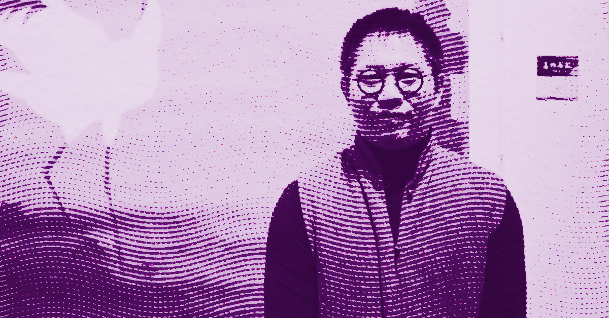 MAO Jingqing wearing glasses and a vest stands indoors near a door with a sign. The image has a purple halftone effect. © Illustration by ArtCritic.
