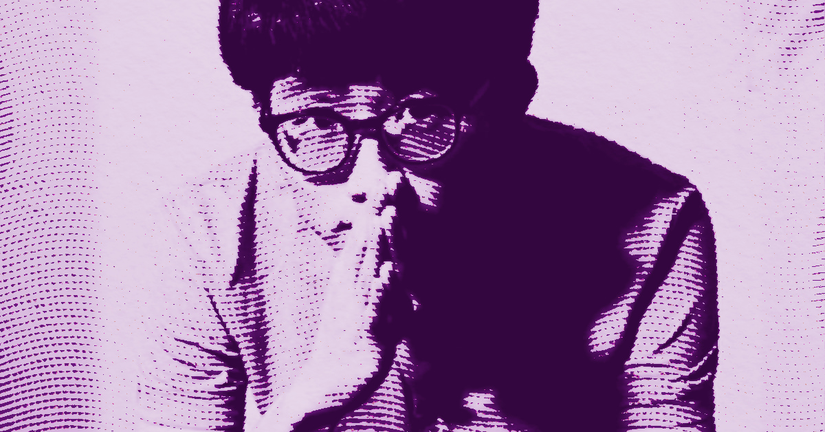 HUANG Yishan with short hair and glasses, resting his chin on his hand, is seen in a purple-toned, high-contrast, stylized image with a dotted texture effect. © Illustration by Art Critic.